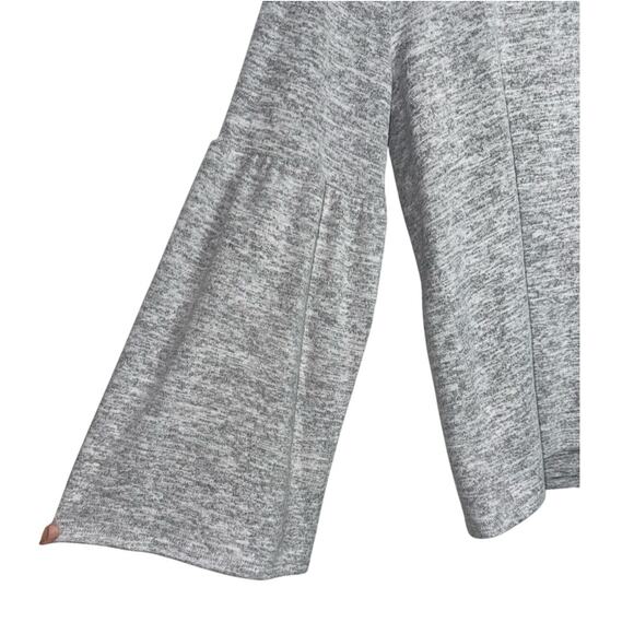 a.n.a. Gray Long Sleeve Top Size Large Soft Knit Bell Sleeve Cozy Casual - Picture 2 of 5